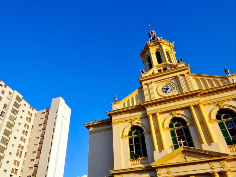Fachada da Igreja Matriz ao lado de edifício, destaque turístico em o que fazer em Itu com a família.
