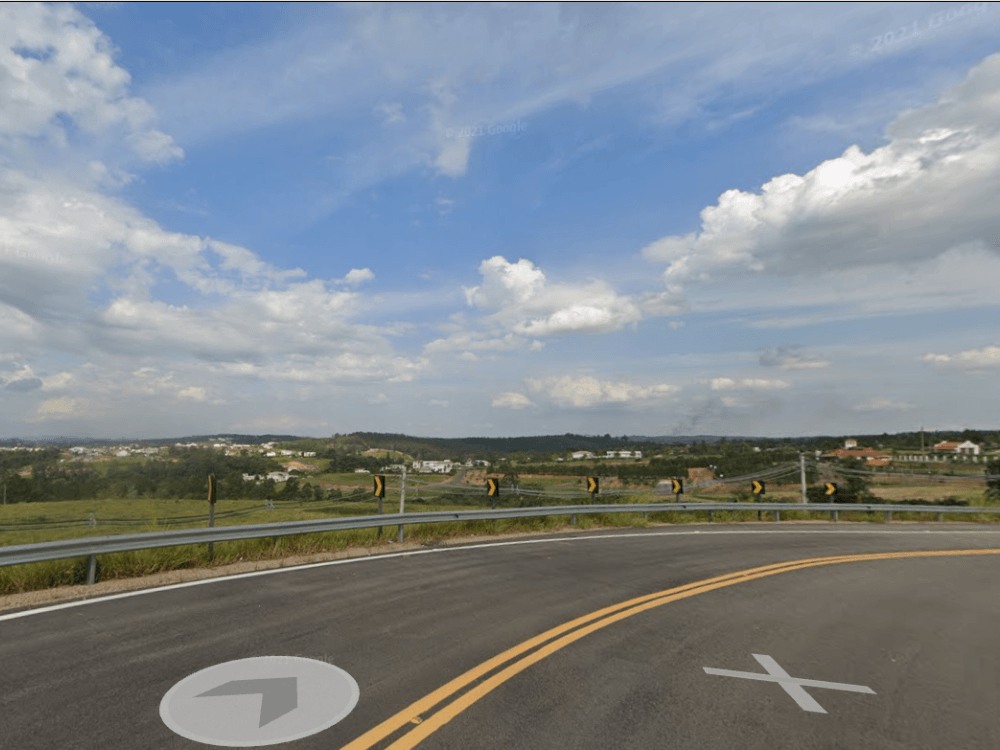 Rodovia com curva e vista aberta para áreas verdes, mostrando o acesso a Itu no interior de São Paulo.