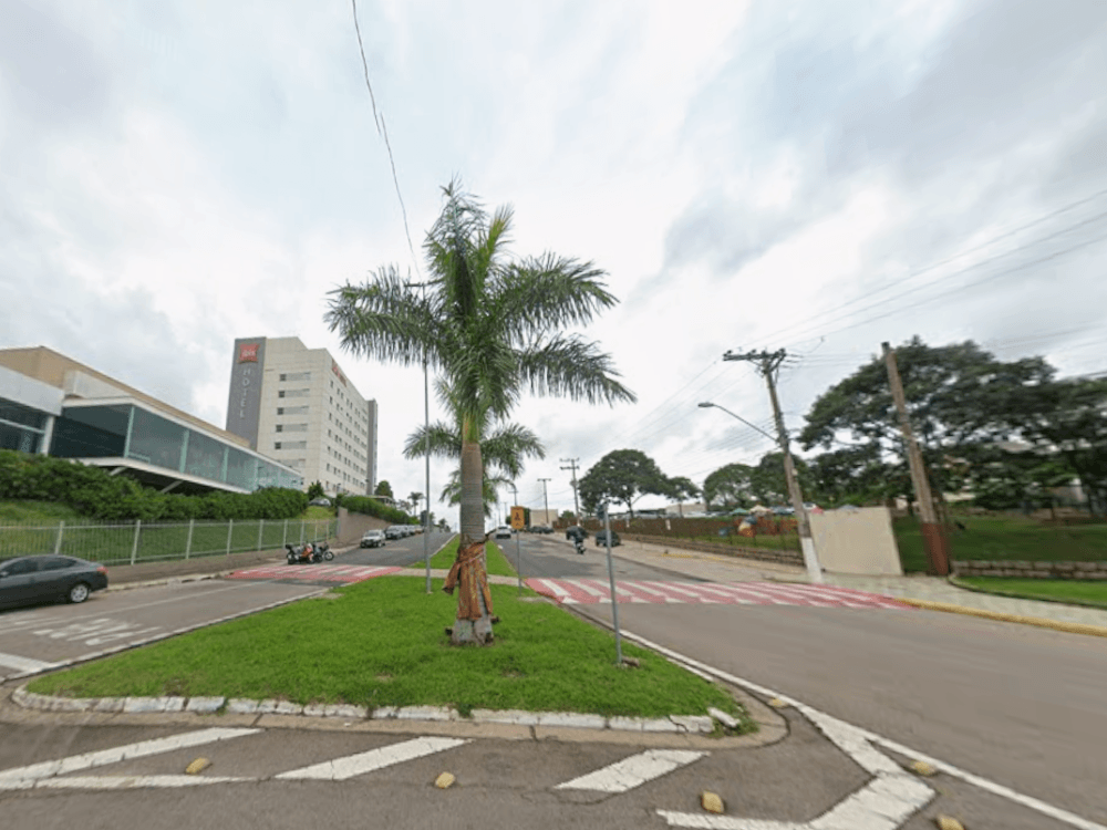 Avenida arborizada em Itu com prédios e vias urbanas, ilustrando a localização da cidade no interior de São Paulo.