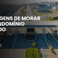 Entrada de condomínio fechado vista de cima, destacando a segurança e estrutura como algumas das vantagens de morar em condomínio fechado.