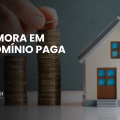 Banner com miniatura de casa ao lado de pilhas de moedas e texto “Quem mora em condomínio paga IPTU?”, representando dúvida sobre cobrança de imposto em imóveis residenciais