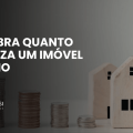 Casas em miniatura ao lado de pilhas de moedas ilustrando quanto valoriza um imóvel por ano no mercado imobiliário.