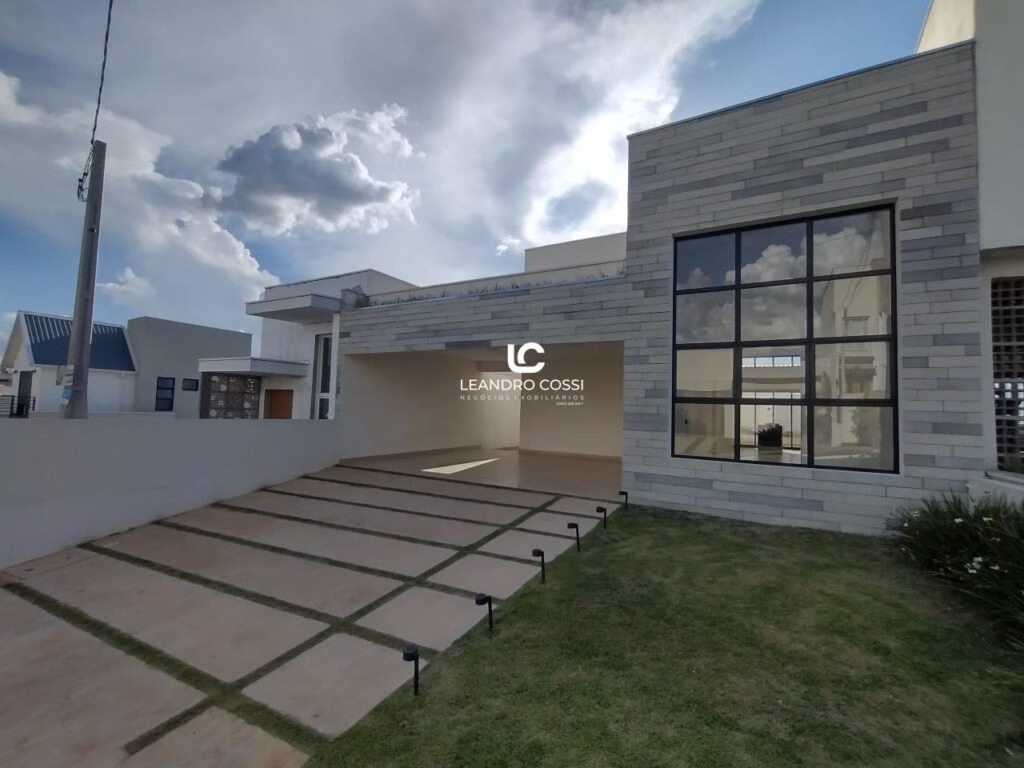 Imóvel de luxo com fachada imponente e garagem ampla exemplificando o que é um imóvel de alto padrão em conforto e exclusividade.
