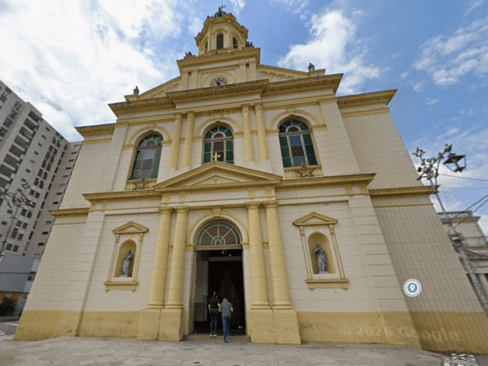 Fachada da Igreja Matriz de Itu em dia ensolarado, representando a tradição cultural e histórica da cidade.