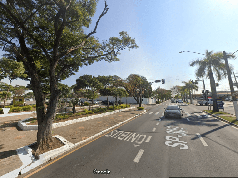 Avenida arborizada de Itu com fluxo de veículos, canteiro central e ampla infraestrutura viária em área urbana consolidada.