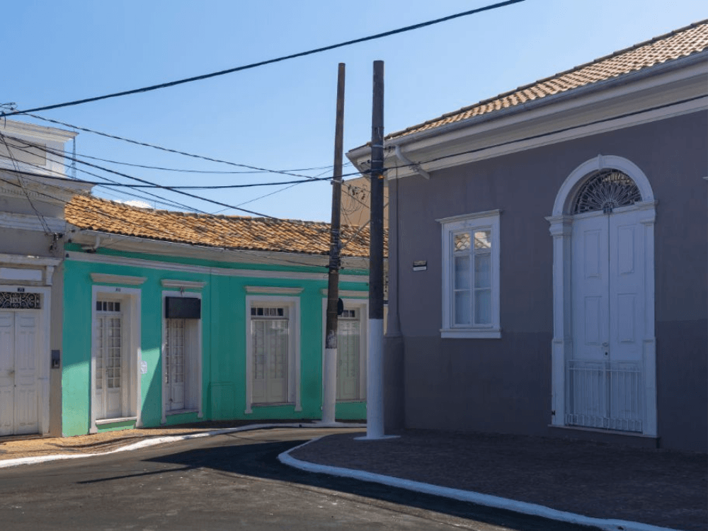 Casas históricas preservadas em rua tranquila de Itu, evidenciando o charme arquitetônico e a tradição do município.