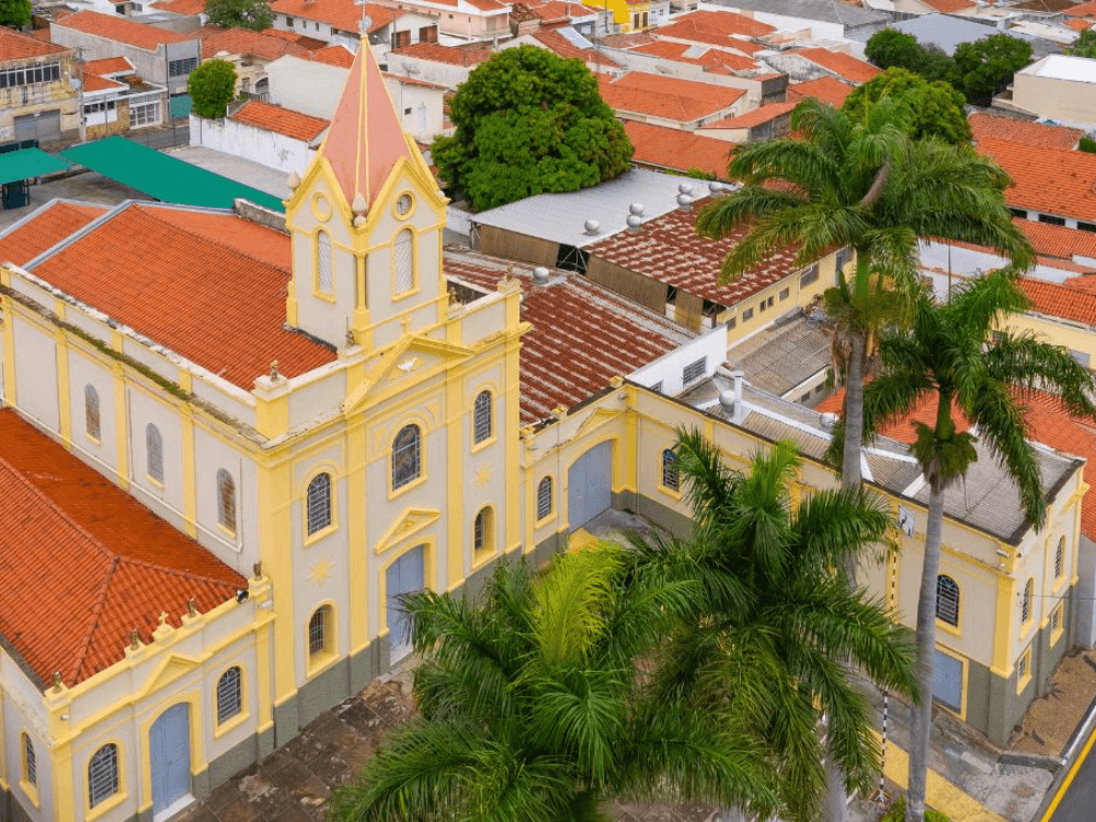 Vista aérea do centro histórico de Itu com igreja, ruas residenciais e edificações tradicionais da cidade paulista.