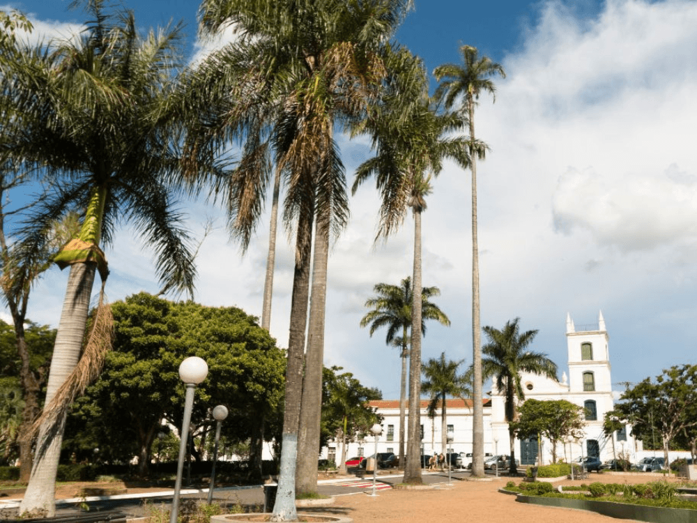 Praça arborizada em frente à Igreja Matriz de Itu, espaço público que valoriza lazer gratuito e qualidade de vida na cidade.