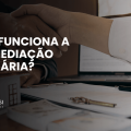 Capa do artigo sobre como funciona a intermediação imobiliária com aperto de mãos e documentos sobre a mesa.