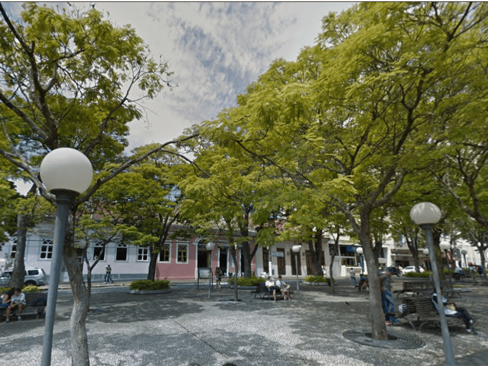 Praça arborizada em Itu com bancos e áreas de convivência, evidenciando o clima tranquilo do interior de SP.