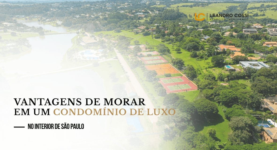 Vista aérea de condomínio de luxo no interior de São Paulo com áreas verdes, lagos, quadras esportivas e residências