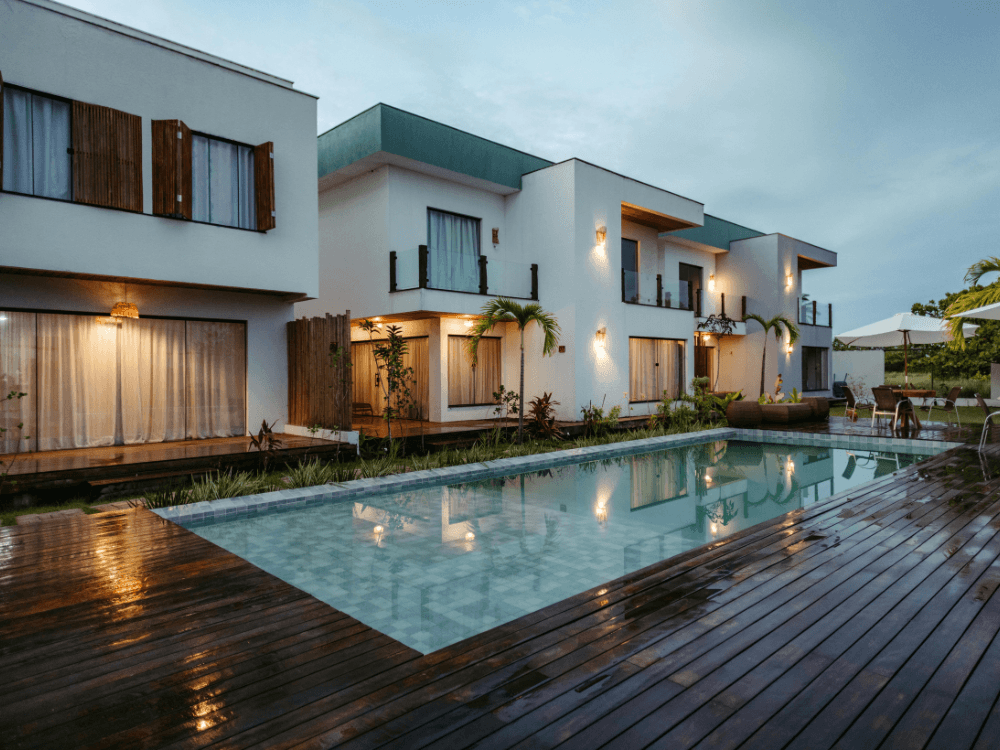 Residência de alto padrão com arquitetura contemporânea, piscina e área externa sofisticada, exemplo de imóvel premium.