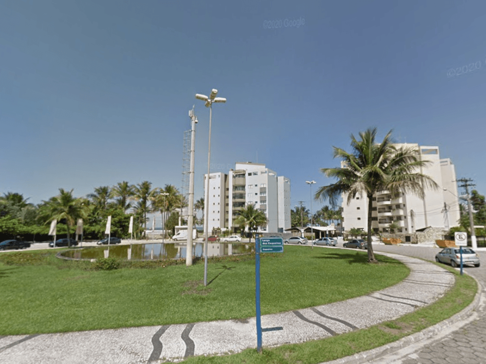 Praça com jardins, palmeiras e edifícios residenciais em área urbana, ilustrando um dos cenários encontrados em destinos do interior de SP.