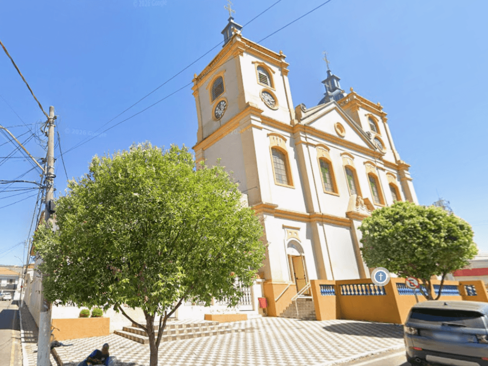 Igreja de arquitetura histórica com duas torres e praça em frente, um dos atrativos culturais encontrados no interior de SP.